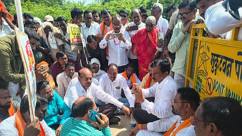 mukutban rail roko protest train stoppage assurance