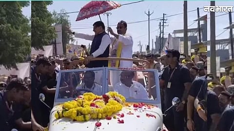 Madhya Pradesh Minister Vijay Shah holding an umbrella over CM Mohan Yadav