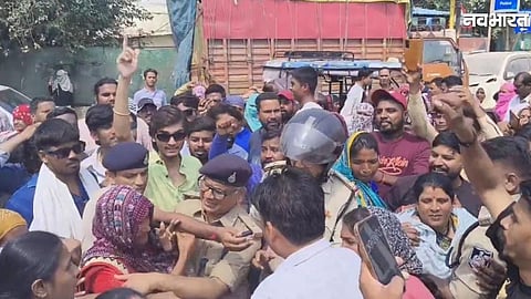 Indore municipal sanitation workers protesting