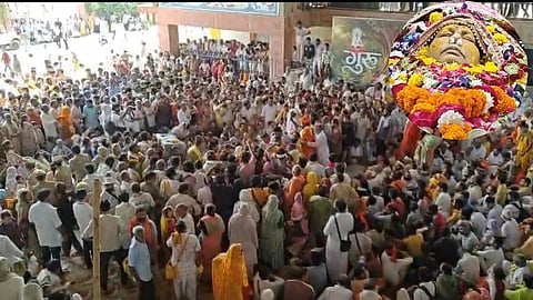 Sant Ramesh Baba Maharaj Last Rites: Thousands Bid Emotional Farewell in Barsana
