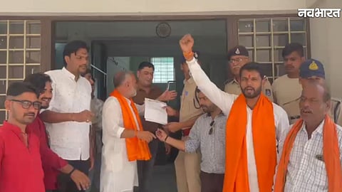Shiv Sena members in Sagar submit a memorandum to the SP