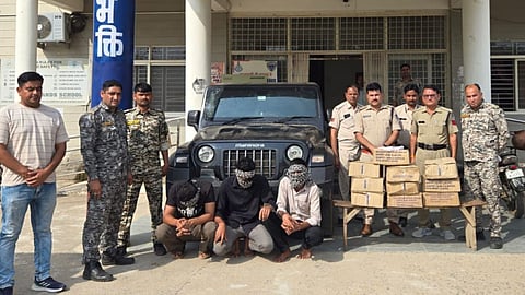 Morena Illegal Liquor Seizure 10 Boxes Of Liquor Collected By Police