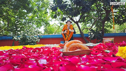 Kishore Kumar fans paying tribute at his samadhi in Khandwa