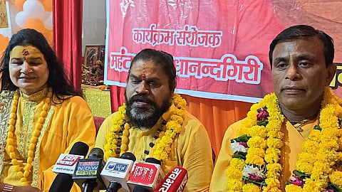 Dinesh Falhari Maharaj Honoured with Sanatan Dharma Ratna Award in Vrindavan