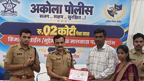 akola police returned property worth 2 crore 526 mobile phones