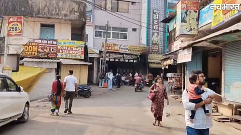 Closed markets and shops in Omkareshwar during a two-day protest