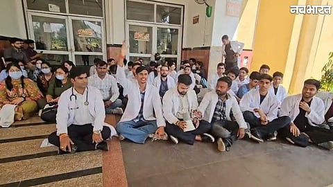 Junior doctors protest outside hospital in Gwalior