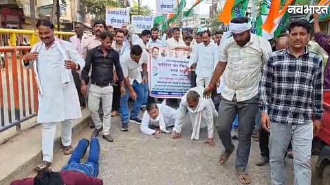 Congress workers stage a farmers protest and Dandvat Yatra in Banda
