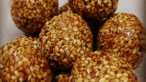Tili Laddu, Til gud