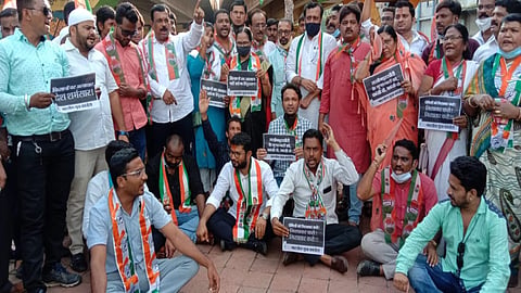 Congress workers protested against the Yogi government over the arrest of Priyanka Gandhi
