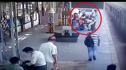 RPF jawan saved the life of a railway passenger in Ambernath