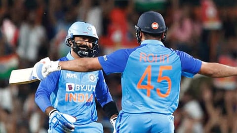 ind-vs-aus-2022-2nd-t20i-dinesh-karthik-told-rohit-sharma-a-world-class-batsman-said-i-did-not-take-away-the-credit-of-victory