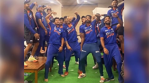 ind vs sa team-india-dance-on-daler-mehndi-song-bolo-ta-ra-ra-ra-after-series-win-against-south-africa-ind-vs-sa-odi-series