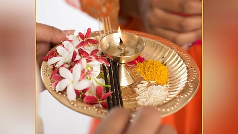 Why-do-people-keep-money-in-the-plate-while-taking-Aarti-after-worship,-know-the-truth-behind-this-tradition-that-has-been-going-on-for-years