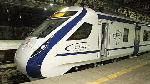 vande-bharat-express-arrives-at-chhatrapati-shivaji-maharaj-terminus