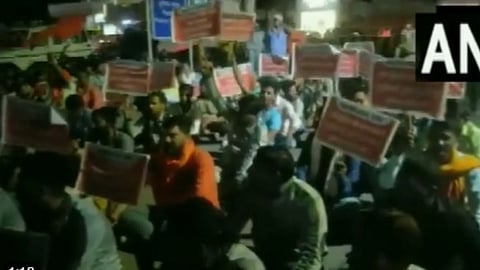 Police lathicharged Bajrang Dal and VHP workers in Indore