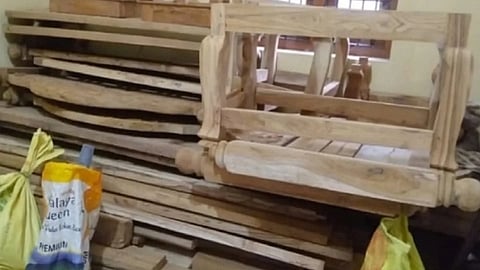 Two accused arrested with teak worth 80 thousand, two absconding