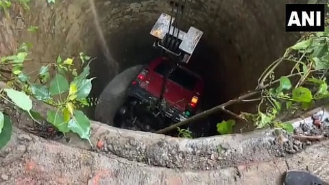 car falls in a well in Hazaribagh, Jharkhand