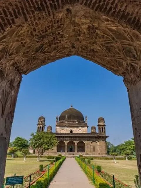 black-tajmahal-1672227227