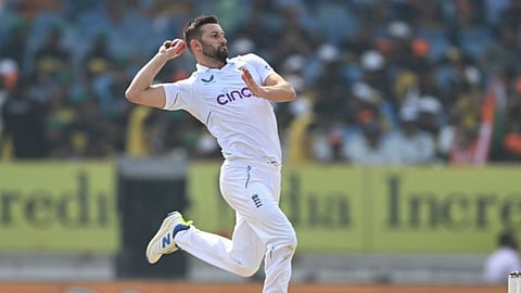 AUS vs ENG: गाबा टेस्ट से पहले इंग्लैंड की चिंता बढ़ी! घुटने की चोट के चलते स्टार तेज गेंदबाज मार्क वुड हुए बाहर