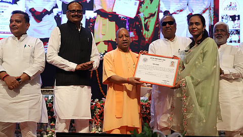 CM योगी आदित्यनाथ ने बांटे नियुक्ति पत्र