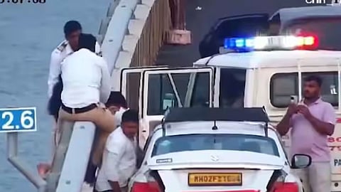 टैक्सी चालक, पुलिस की मुस्तैदी ने अटल सेतु से समुद्र में गिर रही महिला की बचाई जान