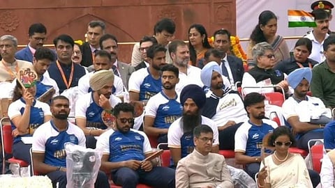 स्वतंत्रता दिवस समारोह में राहुल गांधी को पीछे मिली जगह, कांग्रेस ने पीएम मोदी को बनाया निशाना