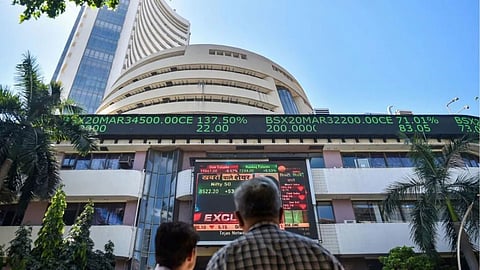 सेंसेक्स में शुरुआती बढ़त के बाद गिरावट, इन कंपनियों और बैंकों के शेयर लुढ़के