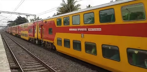 सूरत के पास ट्रेन हादसा, चलती ट्रेन से अलग हुए डिब्बे, बाल-बाल बचे यात्री