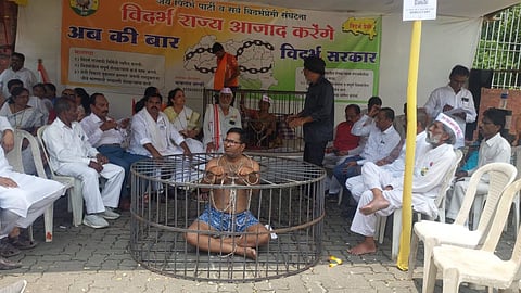 बेड़ियों में जकड़ खुद को पिंजरे में किया कैद, स्वतंत्र विदर्भ की मांग को लेकर मस्की दंपति का आंदोलन