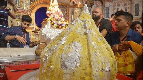 दगडूशेठ गणपति को चढ़ा 351 किलो बूंदी का मोदक,