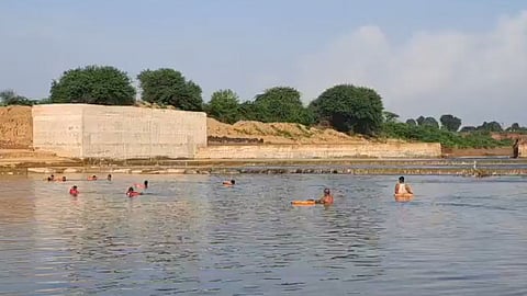 गुजरात के गांधीनगर में मेश्वो नदी में बड़ा हादसा, डूबने से 8 की मौत