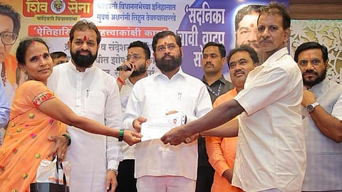 मुंबई को बनाएंगे झोपड़पट्टी मुक्त, CM एकनाथ शिंदे ने पुनर्वास योजना के लाभार्थियों को बांटे चेक
