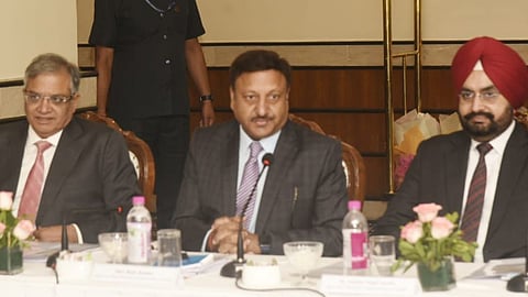 EC के अधिकारियों ने की महाराष्ट्र के नेताओं के साथ बैठक, बीजेपी ने की इस दिन चुनाव कराने की मांग