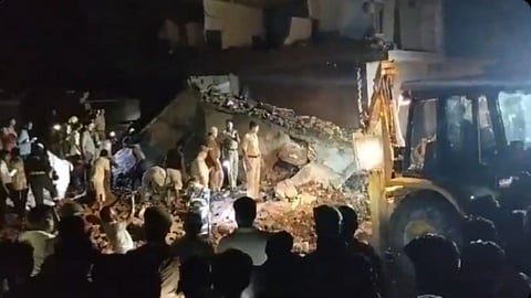 यूपी के फिरोजाबाद में पटाखा फैक्टरी में विस्फोट, महिला समेत चार लोगों की मौत, एक ही परिवार के 7 लोग मलबे में दबे