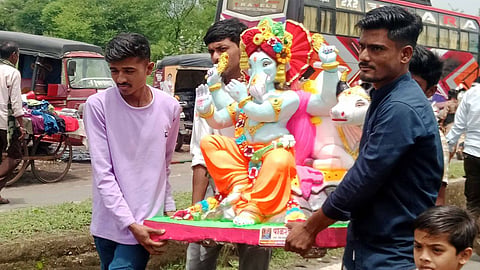महाराष्ट्र में जल्द ही गणेश उत्सव की धूम मचने वाली हैं। ऐसे में बाजारों में अभी से गणेश भगवान की मूर्ति के राधा कृष्ण रुपी विग्रह की डिमांड में तेजी आयी है। इस साल कीमतों में 50 फीसदी तक उछाल आया है।