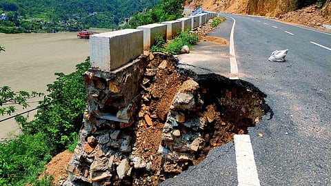 केदारनाथ यात्रा मार्ग पर सड़क क्षतिग्रस्त होने के बाद रोकी गई तीर्थयात्रा