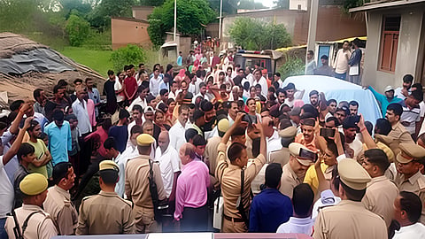 बरेली में एक बार फिर आमने-सामने आए दो समुदाय; जमकर चले ईंट-पत्थर, धरने पर बैठे बीजेपी विधायक