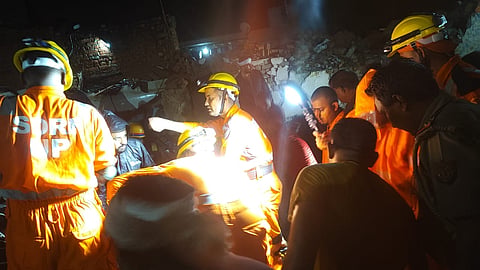मेरठ: बारिश के चलते भरभरा कर गिरा तीन मंजिला मकान, 8-10 लोग मलबे में दबे, राहत व बचाव कार्य जारी