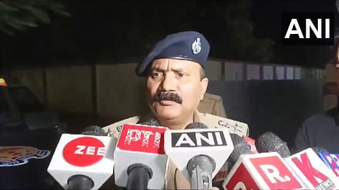 तस्वीर कानपूर पूर्व के डीसीपी श्रवण कुमार सिंह की है