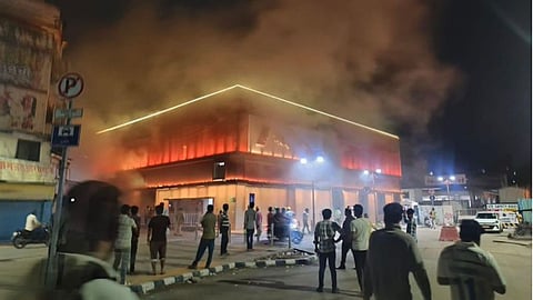 पुणे के मंडई मेट्रो स्टेशन पर आग लगी
