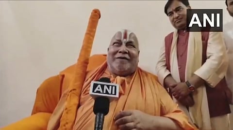 तस्वीर जगद्गुरु रामभद्राचार्य की है