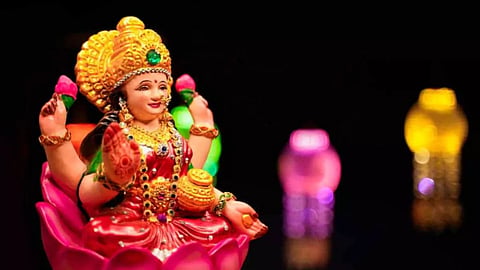मां लक्ष्मी के कदम और शुभ-लाभ का महत्व