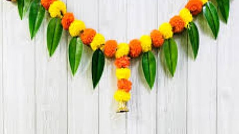 धनतेरस के दिन बंधनवार या तोरण लगाना शुभ होता है।