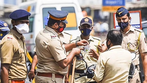 ग्रामीण पुलिस ने 21 अक्टूबर की देर शाम नाकाबंदी के दौरान खेड़ शिवपुर टोल बूथ पर नकदी जब्त की।