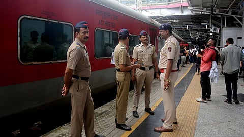 महिला बिना किसी डर के करे रेल यात्रा