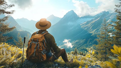 अकेले कर रहे हैं सफर तो साथ जरूर रखें ये चीजें