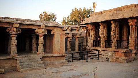 लेपाक्षी मंदिर आंद्रप्रदेश जहां हवा में लटकता है खंभा