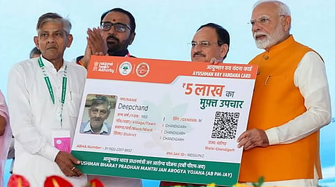 ऑल इंडिया इंस्टिट्यूट ऑफ आयुर्वेद (AIIA) में सीनियर सिटीजन को आयुष्मान वय वंदन कार्ड सौंपते पीएम नरेंद्र मोदी