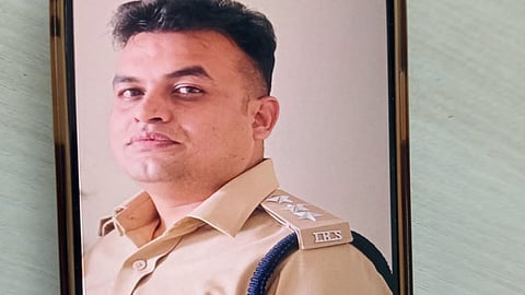 फर्जी आईपीएस अधिकारी ने कारोबारी से ठगे 1 करोड़